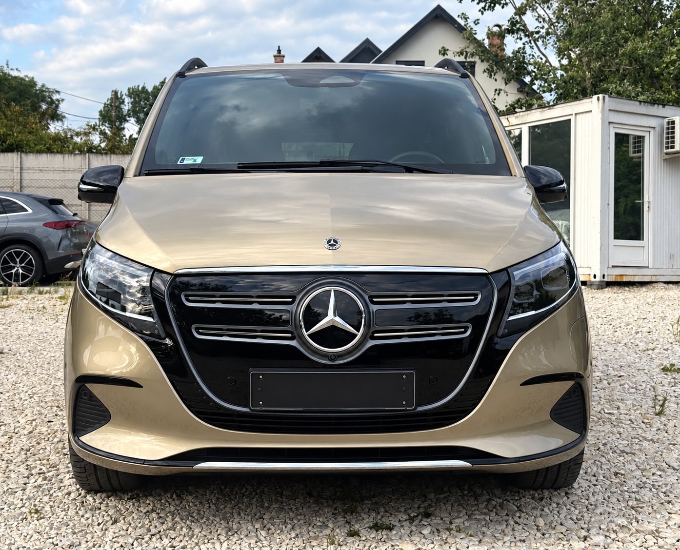 Mercedes-Benz EQV 300 L 90 kWh in Kalahari Gold metallic
